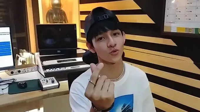 [Bintang] Jelang Debut Solo, Samuel Kim Bagikan Potret Imut