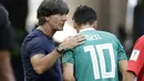 Penampilan buruk pemain berusia 29 tahun itu juga dituding sebagai penyebab tersingkirnya timnas Jerman di penyisihan grup Piala Dunia 2018. (AP/Lee Jin-man)