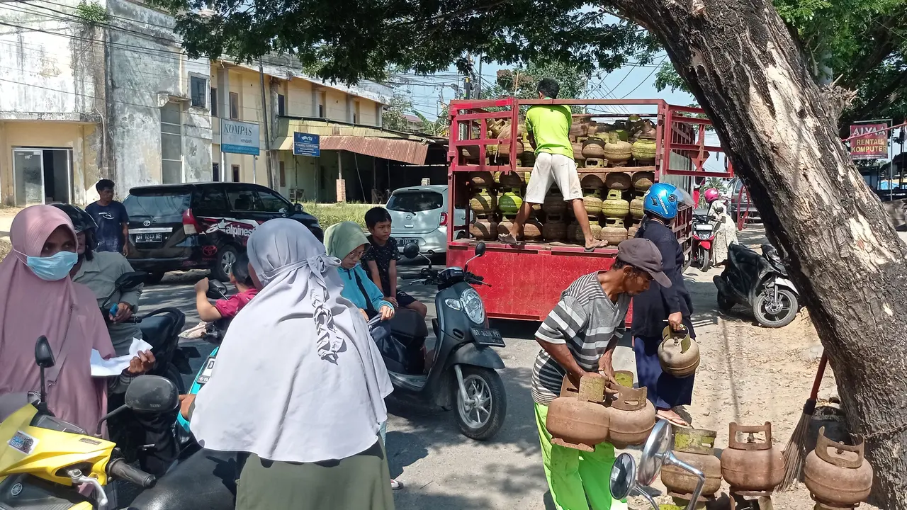 Emak-emak mengantri di pangkalan akibat stok LPG 3 kilogram langka di Kota Kendari.