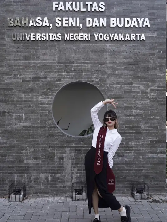 Ghea memuji sang dosen yang memberinya kesempatan, hingga akhirnya lega bisa menjalani sidang skripsi dengan lancar. Setelah resmi menjadi Sarjana Pendidikan, Ghea pun mengabarkan kebahagiaannya kepada sang ibunda melalui WhatsApp. (Liputan6.com/IG/@gheaindrawari)