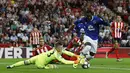 Pemain Everton, Romelu Lukaku berusaha melewati hadangan kiper Sunderland Jordan Pickford pada lanjutan Premier League di Stadium of Light, Sunderland (13/9/2016) dini hari WIB. Everton menang 3-0.  (Reuters/Lee Smith)