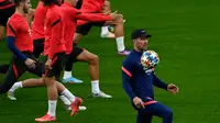 Pelatih Atletico Madrid Diego Simeone (kanan) mengambil bagian dalam sesi latihan di Madrid pada 22 Februari 2022. Atletico Madrid bakal bertemu Manchester United pada leg pertama babak 16 besar Liga Champions di Estadio Wanda Metropolitano, Kamis dini hari WIB 24 Februari 2022. (OSCAR DEL POZO/AFP)