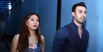 Penyanyi Tata Janeeta kembali menjalin hubungan Mehdi Zati. Kabar terbarunya, belum lama ini, Tata dikabarkan dilamar oleh Mehdi Zati, pria asal Iran tersebut. (Deki Prayoga/Bintang.com)