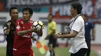 Bek Persija, Michael Orah, berusaha melakukan lemparan saat melawan Sriwijaya FC pada laga Liga 1 di Stadion Wibawa Mukti, Jawa Barat, Sabtu (24/11). Persija menang 3-2 atas Sriwijaya. (Bola.com/Yoppy Renato)