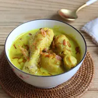 Resep opor ayam kuning spesial./Copyright shutterstock.com/g/E+Dewi+Ambarwati