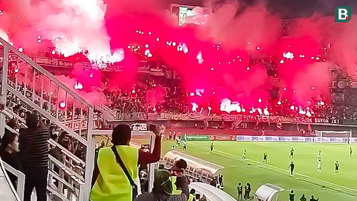 Apes! Flare Menyala saat Persebaya Dipermalukan Bali United, Rencana Wall of Fire Batal