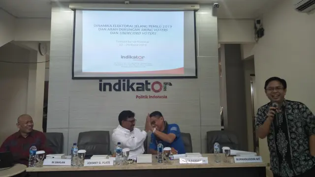 Lembaga survei Indikator Politik Indonesia merilis hasil elektabilitas pasangan capres-cawapres jelang Pemilu 17 April 2019. (Merdeka.com)