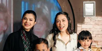 Dalam foto yang beredar, Rachel tampil menawan dengan kemeja putih lengan pemdek berpotongan kasual dan rok kotak-kotak ala seragam Hogwarts. [@vienstasman]