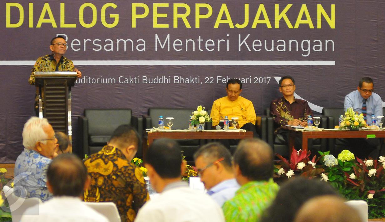 Dirjen Pajak Ken Dwijugiasteadi memberikan paparan saat menggelar dialog perpajakan bersama pemuka-pemuka agama di Jakarta, Rabu (22/2). Dialog digelar menjelang berakhirnya periode terakhir tax amnesty pada 31 Maret 2017. (Liputan6.com/Angga Yuniar)