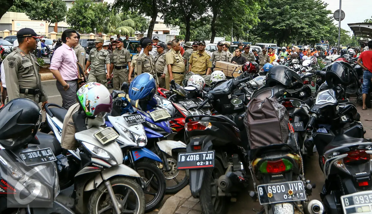 Petugas Kelurahan Senen bersama Dishub DKI dan Satpol PP menggelar razia parkir liar di wilayah Senen, Jakpus, Selasa (29/3/2016). Sejumlah kendaraan roda dua terjaring razia karena terparkir di bahu jalan ataupun trotoar. (Liputan6.com/Yoppy Renato)