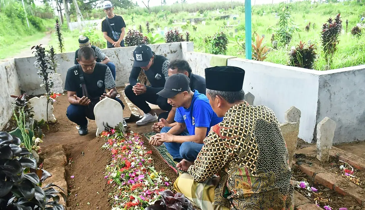 Syahrulloh bin Abdul Jalil merupakan salah satu korban tewas dalam Tragedi Kanjuruhan yang terjadi usai laga Liga 1 Arema FC menghadapi Persebaya Surabaya. Usai bertakziah dengan keluarga korban, para pemain dan ofisial tim Arema FC pun mengunjungi makam korban untuk berziarah dan memanjatkan doa. (AFP/Putri)