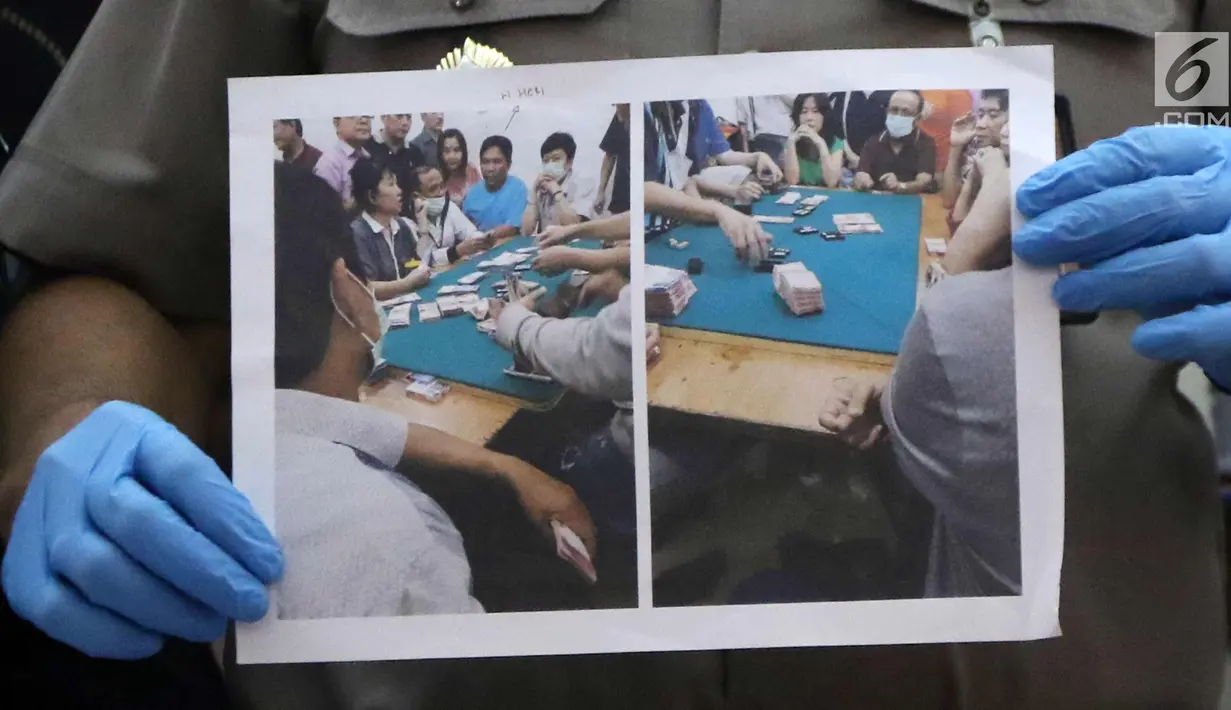 Kabid Humas Polda Metro Jaya Kombes Pol Argo Yuwono menunjukkan foto pelaku perjudian di Polda Metro Jaya, Jakarta, Rabu (14/3). Omset yang diperoleh pelaku setiap periode penyelenggaraan perjudian paikyu sekitar Rp 30 juta. (Liputan6.com/Arya Manggala)