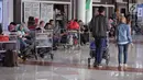 Sejumlah calon penumpang menunggu keberangkatan di Bandara Soekarno-Hatta Cengkareng, Banten, Jakarta (9/6). H-6 jelang lebaran, pada rekap penumpang kemarin, 8 Juni 2018, baik kedatangan dan keberangkatan mencapai 206.335. (Liputan6.com/Faizal Fanani)