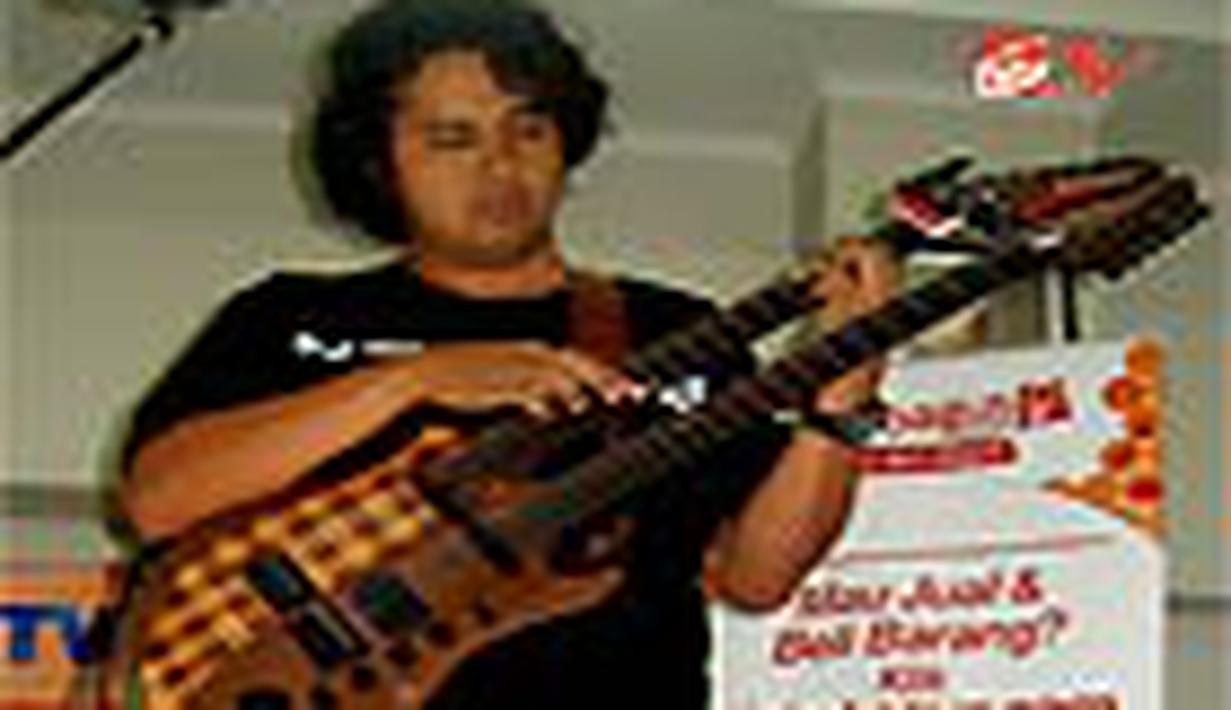 Gitaris Balawan dan Mr. D