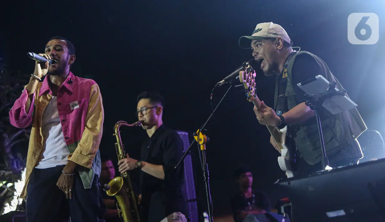 Penampilan dan lagu-lagu yang dibawakan Barry Likumahuwa Project Reunion feat Teddy Adhitya berhasil menghipnotis para penonton dengan musik beraliran Jazz. (Liputan6.com/Angga Yuniar)