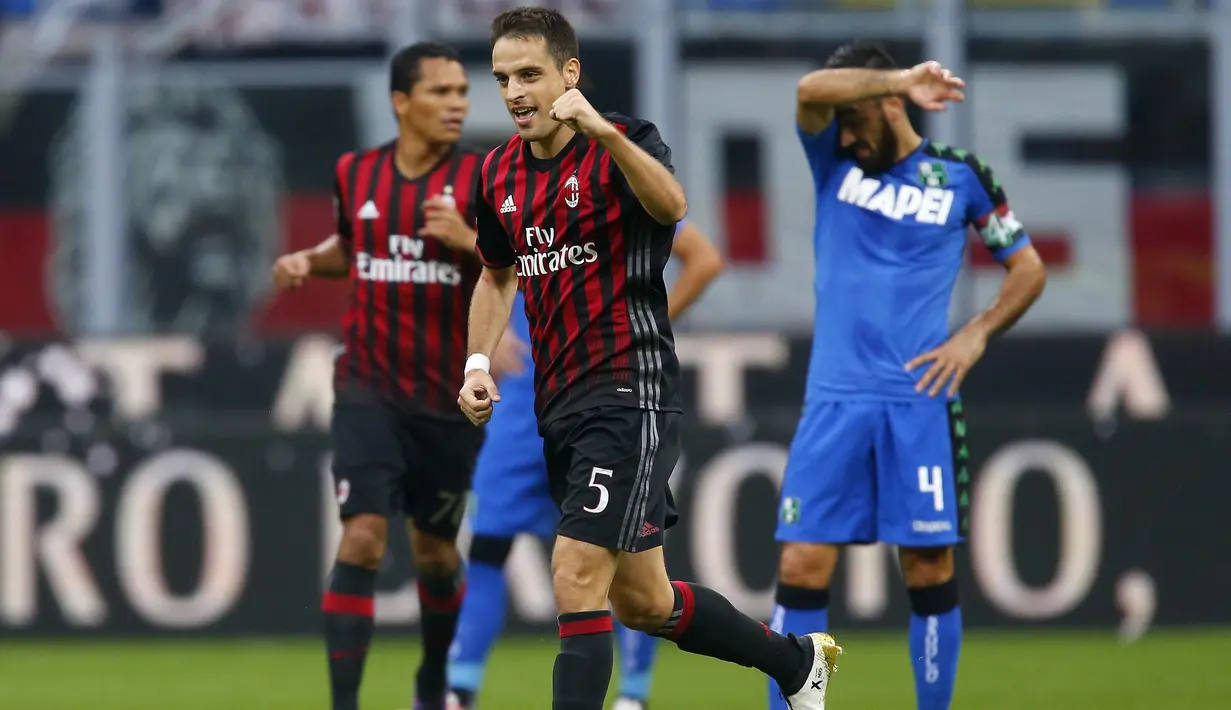 Gelandang AC Milan, Giacomo Bonaventura melakukan selebrasi usai mencetak gol kegawang Sassuolo pada liga Italia di San Siro, Milan (3/9). AC Milan menang dramatis atas Sassuolo dengan skor 4-3. (AFP Photo/Marco Bertorello)