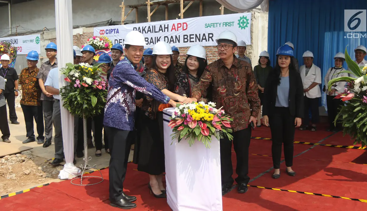 Jajaran direksi Elang Mahkota Teknologi (EMTEK) dan RS EMC Tangerang menekan tombol ketika groundbreaking gedung baru di Jalan Wahid Hasyim, Banten, Rabu (4/7). Pembangunan dilakukan di atas lahan sekitar 3.000 meter persegi. (Liputan6.com/Arya Manggala)
