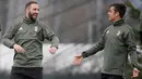 Pemain Juventus, Gonzalo Higuain, bercanda dengan Paulo Dybala, saat latihan jelang laga Liga Champions di Vinovo, Turin, Senin (2/4/2018). Juventus akan berhadapan dengan Real Madrid. (AFP/Marco Bertorello)