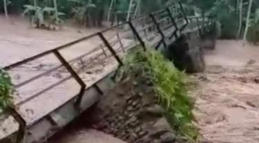 Jembatan yang menghubungkan dua dusun yaitu Dusun  Jambewangi dan Dusun Sumberadai rusak akibat  diterjang banjir. (Istimewa)