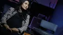 Meski sedang hamil besar, Tantri Kotak tetap aktif seperti biasanya, ia pun memenuhi panggilan pekerjaan yang menghampirinya. (Adrian Putra/Bintang.com)