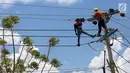 Petugas PLN memperbaiki jaringan listrik di Palu, Sulawesi Tengah, Sabtu (6/10). PT Perusahaan Listrik Negara (PLN) memastikan kondisi listrik di Kota Palu semakin membaik pasca gempa dan tsunami. (Liputan6.com/Fery Pradolo)