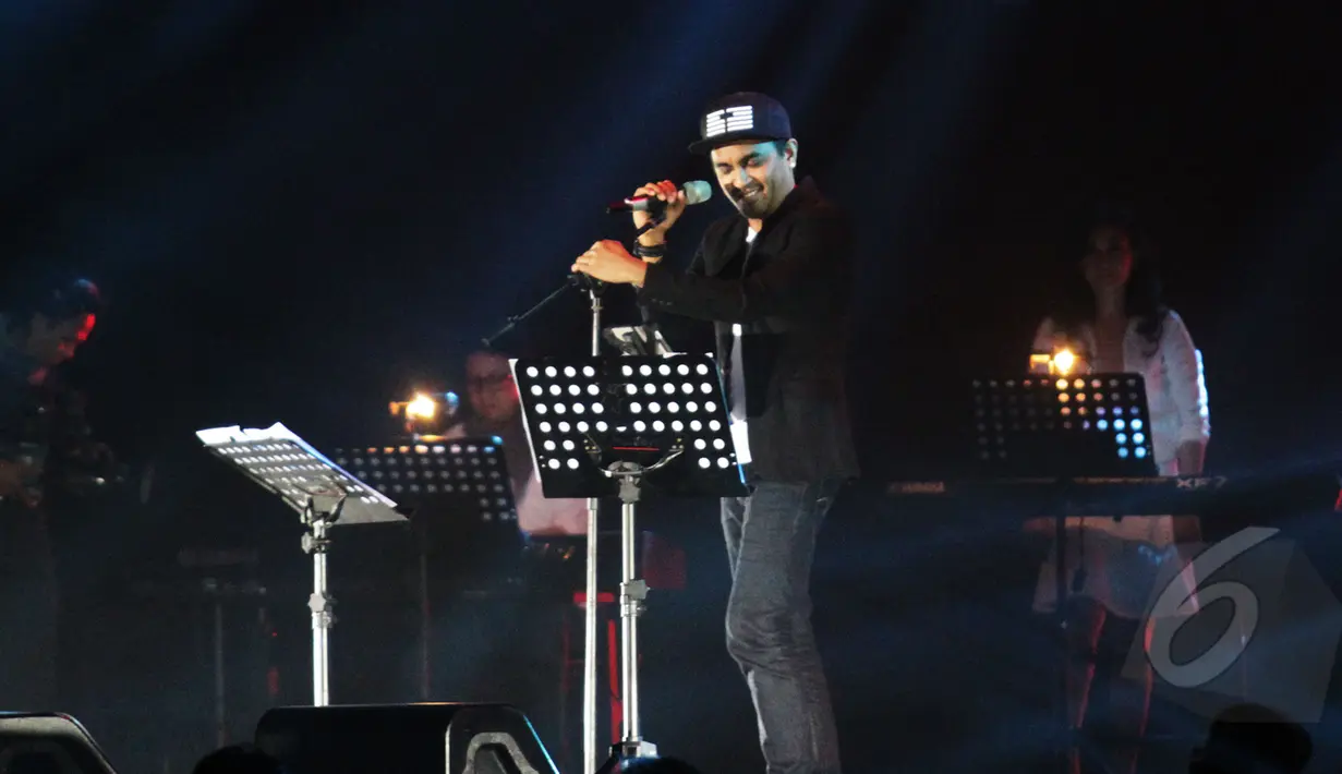 Penampilan Glenn Fredly dalam Tribute to Michael Jackson di Main Stage Java Jazz Festival 2015, JIExpo, Jakarta, Jumat (6/3).(Liputan6.com/Faizal Fanani)