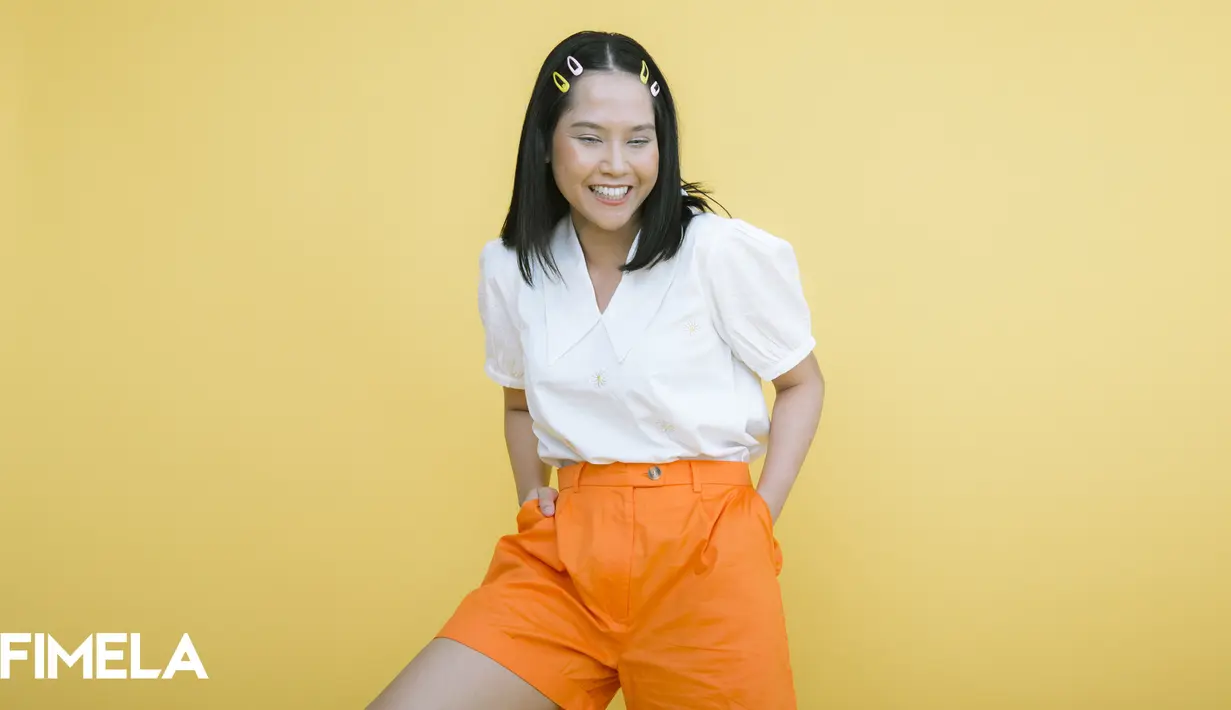Nah, untuk look yang satu ini, bisa kamu tampilkan untuk acara kasual, maupun semi formal. Short pants berwarna oranye terang dipadu dengan kemeja putih polos yang berkerah. Foto: Document/FIMELA.