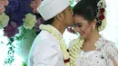 Ciuman kasih sayang Hengky Kurniawan untuk istrinya, Sonya Fatmala (Galih W. Satria/bintang.com)