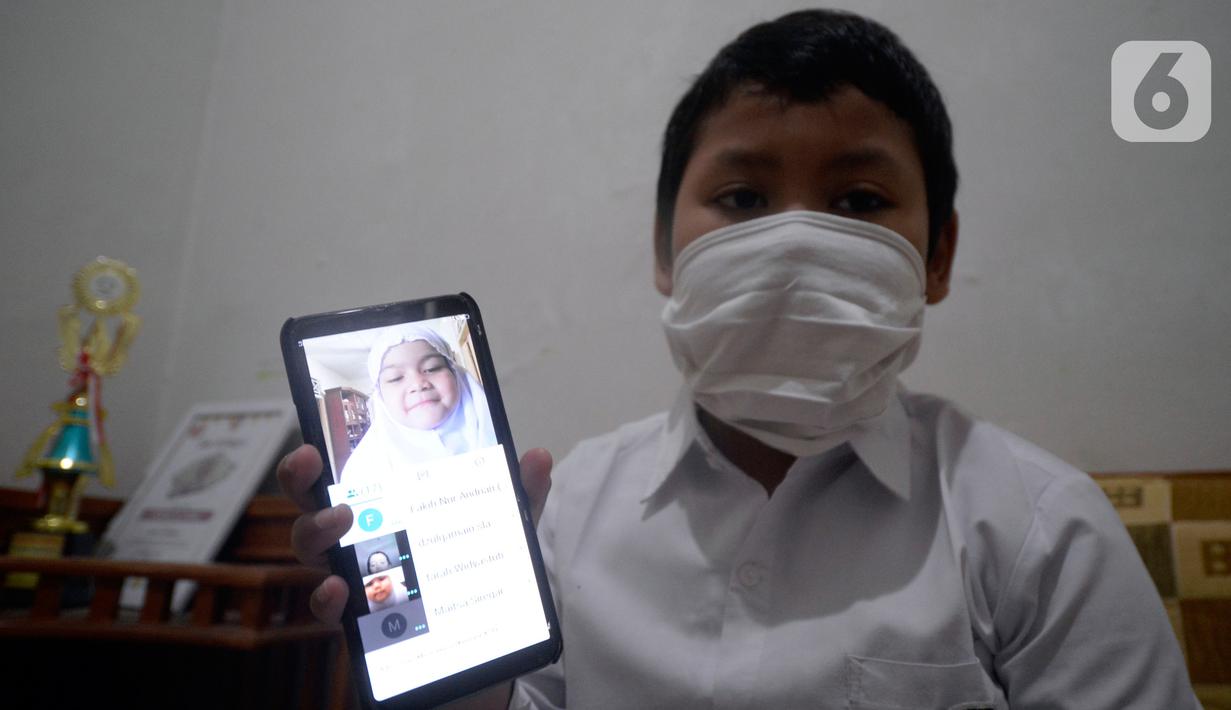 Faqih Nur Andrian mengikuti pembelajaran online ajaran baru 2020/2021 di rumah, Pamulang, Tangerang Selatan, Banten, Senin (13/7/2020). Kemendikbud kembali menghadirkan program Belajar dari Rumah semua level pendidikan di masa darurat pandemi Covid-19. (merdeka.com/Dwi Narwoko)