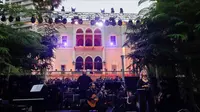 Acara tersebut diadakan di taman Istana Sursock, yang jendela, atap genteng merah, langit-langit dan perabotan rusak akibat ledakan Beirut, Lebanon (AFP)