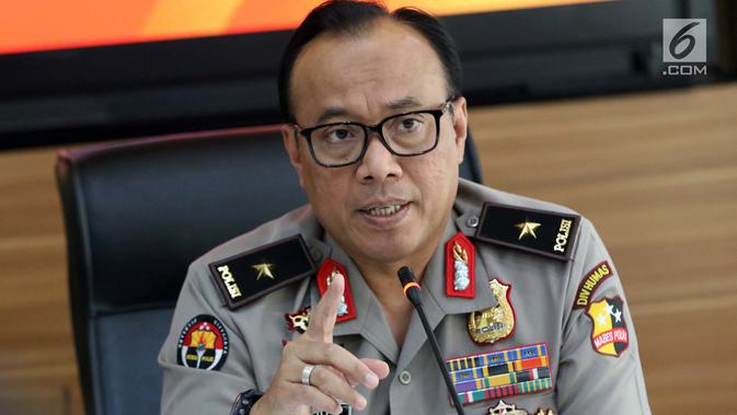 Karopenmas Mabes Polri, Brigjen Dedi Prasetyo memberi keterangan terkait penangkapan terduga teroris di Jakarta, Senin (6/5/2019). Sebelumnya, Densus 88/Anti Teror meringkus tujuh orang kelompok JAD jaringan Lampung dan menyita sejumlah barang bukti. (Liputan6.com/Helmi Fithriansyah)