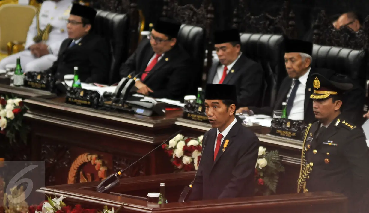 Presiden Joko Widodo saat membacakan pidato tentang Rancangan Anggaran Pendapatan Belanja Negara (RAPBN) 2016 dan Nota Keuangan di depan Sidang Paripurna anggota DPR dan DPD di Komplek Parlemen, Senayan, Jakarta, Jumat (14/8). (Liputan6.com/Johan Tallo)