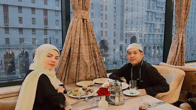 Dinar Candy dan Ko Apex