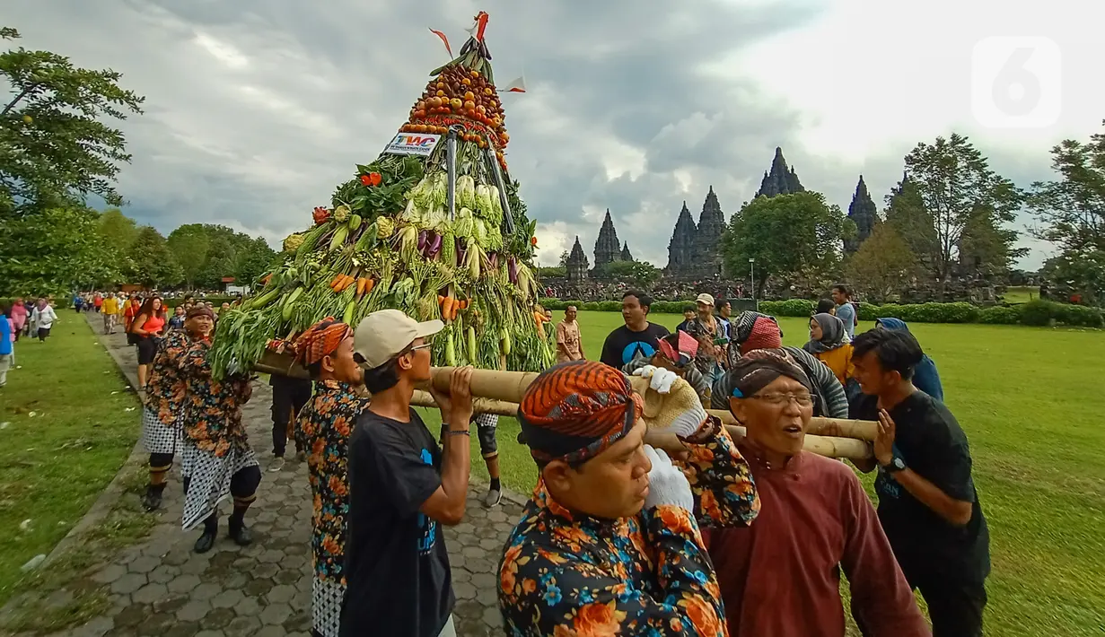 Peserta menampilkan salah satu gunungan saat Festival Gunungan di Lapangan Garuda Mandala Kompleks Candi Prambanan, Kabupaten Klaten, DIY, Selasa (31/12/2019). Festival ini menampilkan aneka gunungan, wayang kulit dan berbagai kesenian tradisional. (Liputan6.com/Gholib)