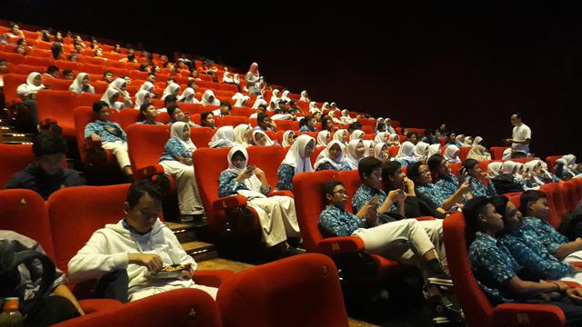 Ratusan siswa SMP di Kota Tangerang Selatan nonton bareng film Battle of Surabaya. (Liputan.com/ Pramita Tristiawati)