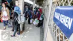 Sejumlah penumpang tiba  di Stasiun Senen, Jakarta, Minggu (3/1/2016). Kedatangan arus balik libur Natal dan Tahun Baru dari sejumlah daerah Pulau Jawa hingga pukul 13.00 WIB tercatat sebanyak 398.947 orang. (Liputan6.com/Faizal Fanani)