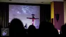 Pria pemeran Yesus Kristus disalib selama prosesi 'Tablo' memperingati Jumat Agung di Gereja Maria Bunda Karmel, Jakarta, Jumat (18/4). Aksi treatrikal untuk mengenang penderitaan Yesus Kristus sebelum wafat di kayu salib. (Liputan6.com/Faizal Fanani)