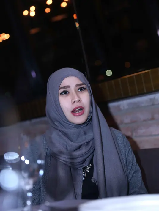 Diakui Zaskia Adya Mecca jika sekarangi ia sudah menjadi ibu pintar, dibanding menghabiskan uang hingga jutaan rupiah untuk baju bayi yang hanya dipakai 2-3 bulan, ia memilih untuk memakai baju anak dari adiknya. (Nurwahyunan/Bintang.com)