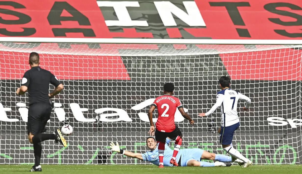 Pemain Tottenham Hotspur Son Heung-min (kanan) mencetak gol ke gawang Southampton pada pertandingan Liga Premier Inggris di Stadion St. Mary, Southampton, Inggris, Minggu (20/9/2020). Tottenham menekuk Southampton 5-2, Son Heung-min menyumbang empat gol. (Justin Tallis/Pool via AP)