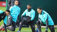 Pemain Liverpool, Georginio Wijnaldum (tengah), Virgil van Dijk (kanan), Joël Matip (ketiga kanan) dan Joe Gomez (kiri) melakukan pemanasan selama sesi latihan di Melwood, Liverpool, Inggris (17/2/2020). Liverpool akan melawan Atletico Madrid di 16 besar Liga Champions. (AFP/Lindsey Parnaby)