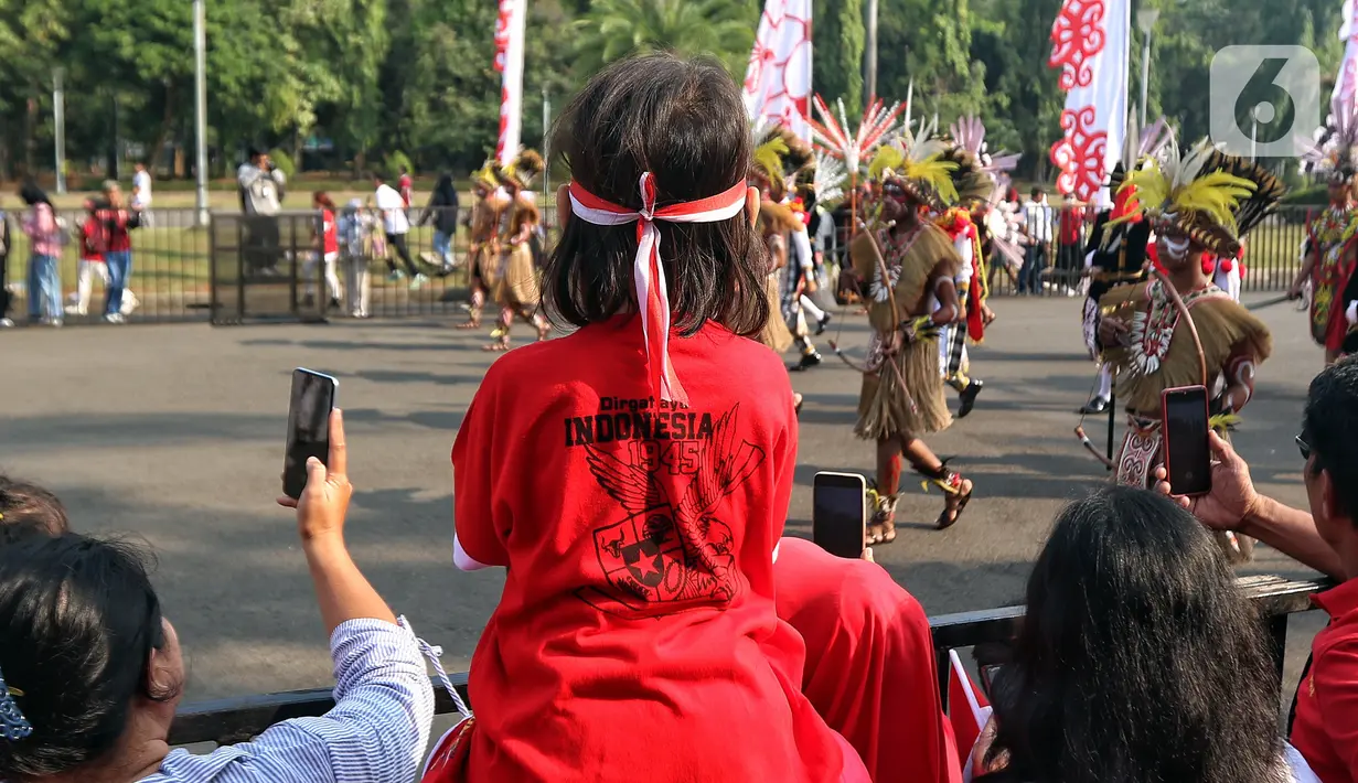 Peserta kirab budaya diisi berbagai lapisan masyarakat, di antaranya ada drumband dari akademi Polri dan TNI. (Liputan6.com/Angga Yuniar)