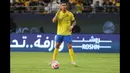 Striker Al Nassr, Cristiano Ronaldo bersiap melepaskan tendangan bebas ke gawang Damac pada laga pekan ke-10 Liga Arab Saudi 2023/2024 yang berlangsung di King Saud University Stadium, Riyadh, Sabtu (21/10/2023) malam WIB. (AFP/Fayez Nureldine)