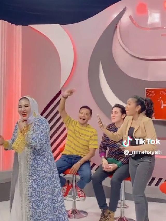 Mira Hayati nyawer. (TikTok/ _mirahayati)