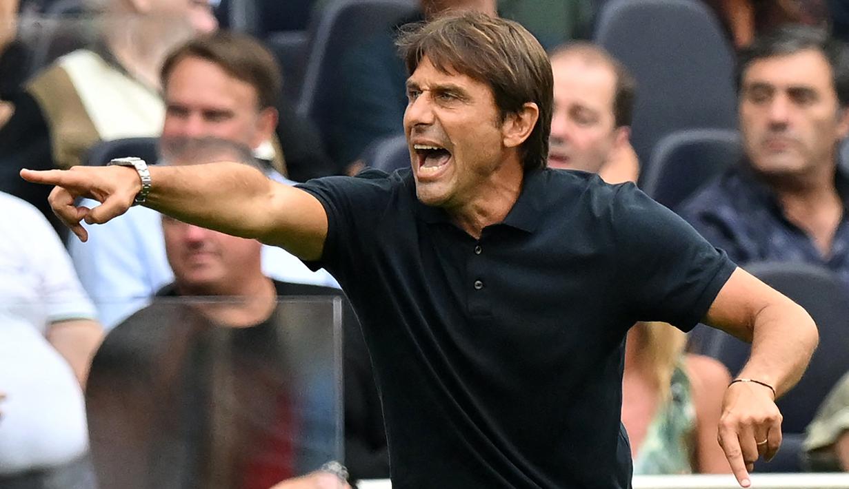 Antonio Conte. Pelatih berusia 53 tahun yang sejak November 2021 menangani Tottenham Hotspur usai menggantikan Nuno Espirito Santo yang dipecat saat musim 2021/2022 telah berjalan ini sebelumnya juga sempat membesut Chelsea di Liga Inggris selama 2 musim pada 2016/2017 dan 2017/2018. Bersama Chelsea ia mampu meraih gelar Liga Inggris pada musim perdananya. Sementara bersama Spurs, ia sukses meloloskan Harry Kane dkk ke Liga Champions musim ini. Saat ini ia tengah dibujuk Juventus untuk pulang kampung menggantikan posisi Massimiliano Allegri. (AFP/Glyn Kirk)