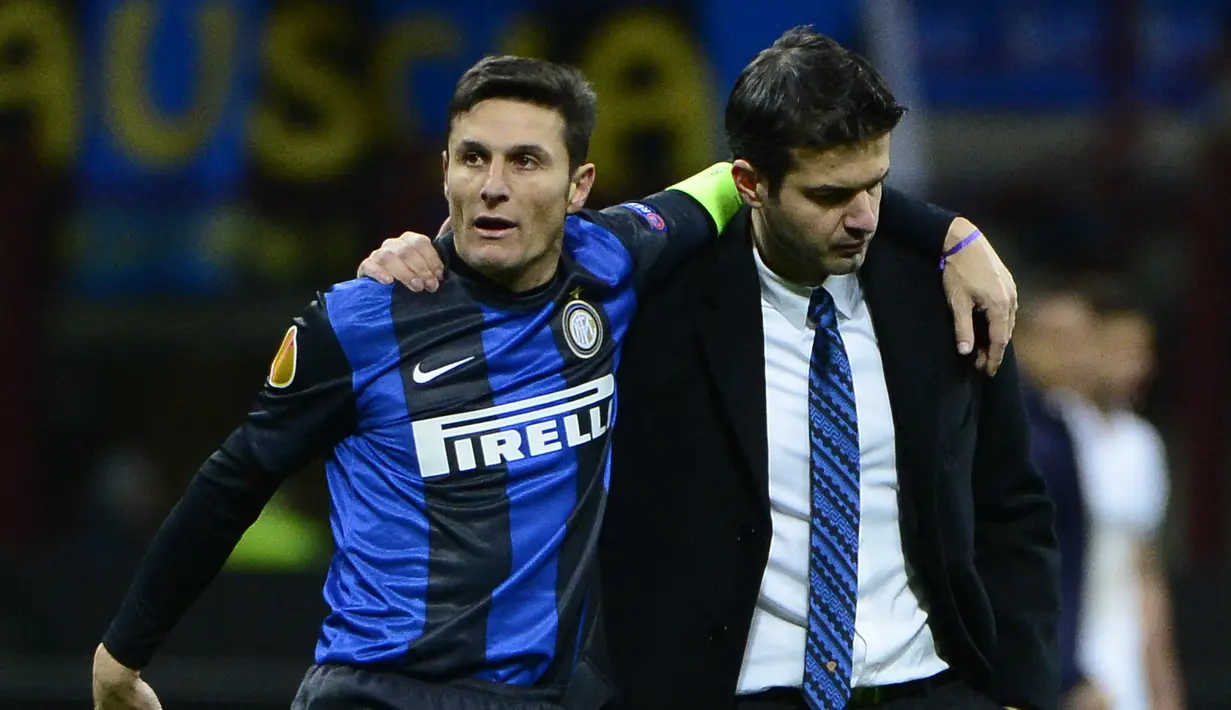 Andrea Stramaccioni - Javier Zanetti. Andrea Stramaccioni berusia 36 tahun saat ditunjuk menjadi manajer sementara Inter Milan pada Maret 2012 yang akhirnya dipermanenkan. Ia lebih muda dari kapten Inter Milan, Javier Zanetti yang telah berusia 39 tahun. (AFP/Olivier Morin)