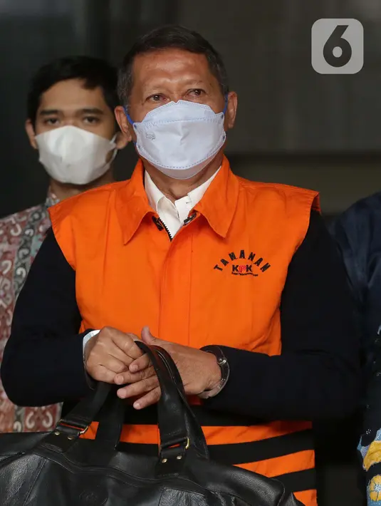 Mantan Dirut PT Pelindo II (Persero) Richard Joost Lino mengenakan rompi tahanan usai diperiksa di gedung KPK, Jakarta, Jumat (26/3/2021). RJ Lino ditetapkan sebagai tersangka pada Desember 2015 lalu dalam dugaan korupsi pengadaan tiga unit Quay Container Crane. (Liputan6.com/Helmi Fithriansyah)
