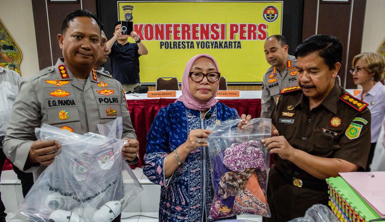 Menteri Pemberdayaan Perempuan dan Perlindungan Anak, Arifah Choiri Fauzi (tengah) memegang barang bukti terkait penyelidikan kasus pelecehan anak di salah satu pusat penitipan anak, Yogyakarta pada Senin 27 April 2026. (DEVI RAHMAN/AFP)