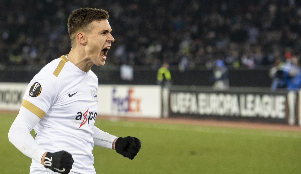 Pemain FC Zurich, Salim Khelifi, melakukan selebrasi usai membobol gawang Napoli pada laga Liga Europa di Stadion Letzigrund, Kamis (14/2). Napoli menang 3-1 atas FC Zurich. (AP/Walter Bieri)