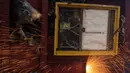 Pekerja memotong kapal tua di Cilincing, Jakarta, Kamis (13/2/2020). Proses daur ulang ini dilakukan dengan cara memotong kapal menjadi bagian-bagian kecil yang kemudian dijual sebagai besi tua. (Xinhua/Agung Kuncahya B.)
