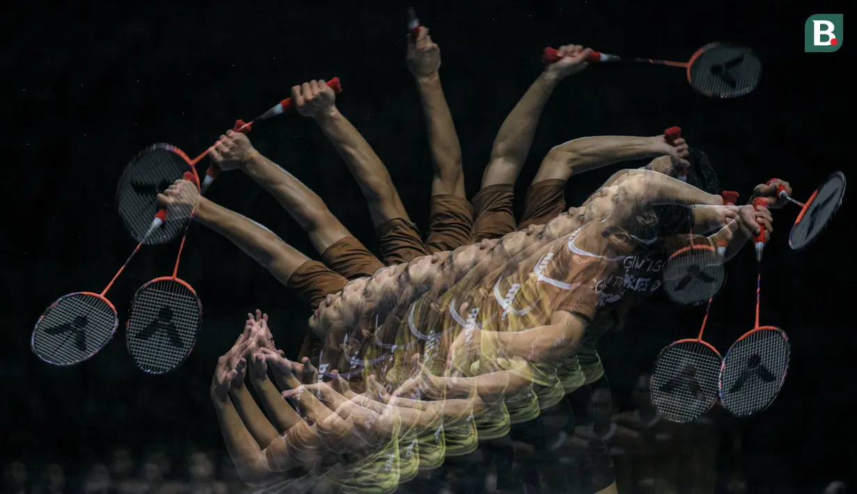 Foto multiple exposure pebulu tangkis Indonesia, Anthony Ginting dari tim Hurricanes saat melakukan pukulan smash ke arah pebulu tangkis Jepang, Kodai Naraoka dari tim Rockets dalam laga tunggal putra Badminton XL 2025 di Istora Senayan, Jakarta, Minggu (05/10/2025). (Bola.com/Bagaskara Lazuardi)